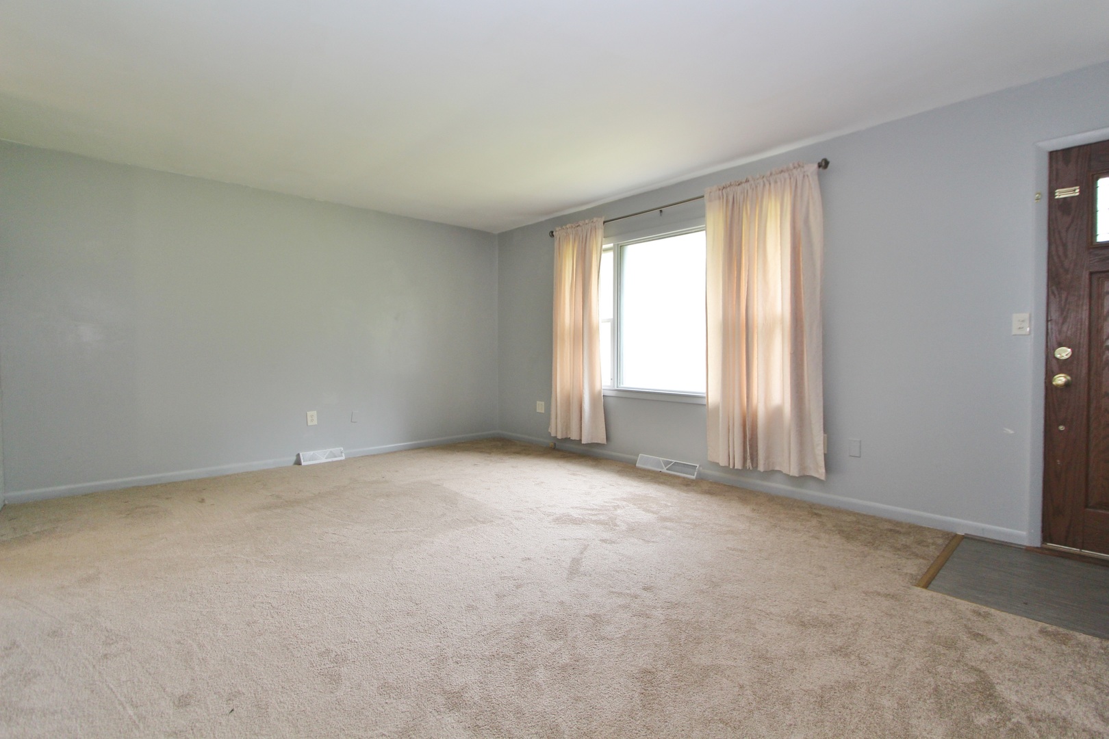 1222 Susan Circle Morris, IL 60450 - Photo 6 of 31 an empty room with windows