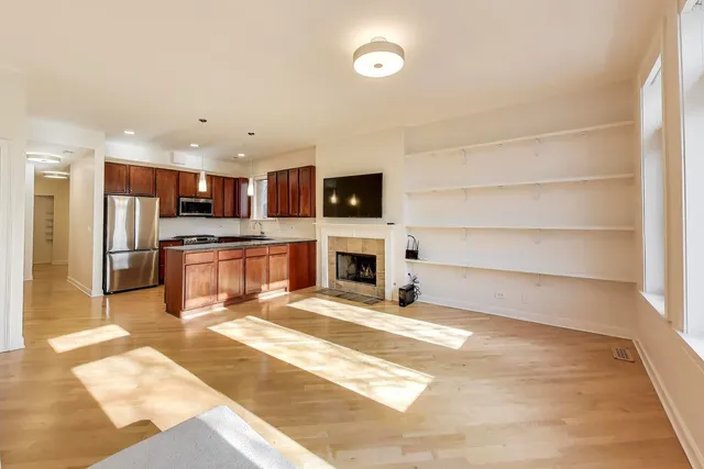 $2,950 | 2128 West Walton Street, Unit 2E, Chicago, IL 60622