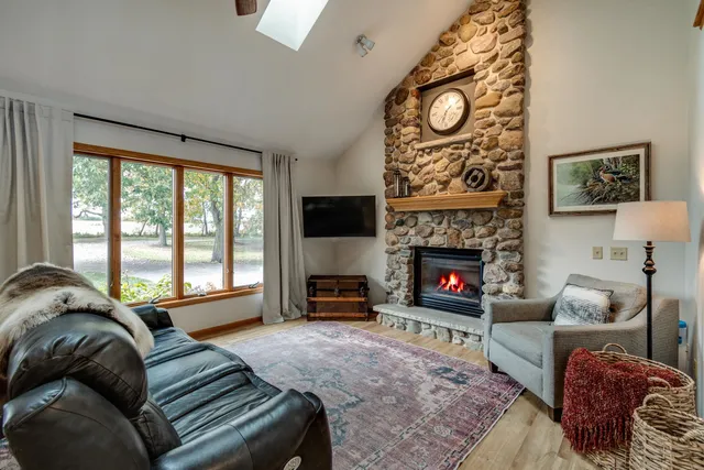 $879,900 | 1021 Prairie Queen Road, Cambridge, WI 53523