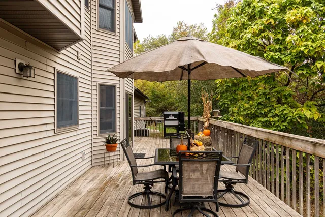 $879,900 | 1021 Prairie Queen Road, Cambridge, WI 53523