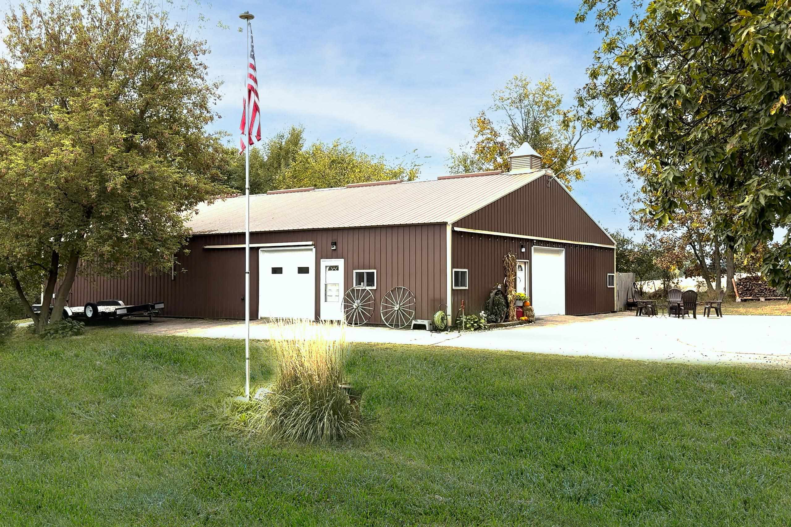 1021 Prairie Queen Road Cambridge, WI 53523 - Photo 3 of 90