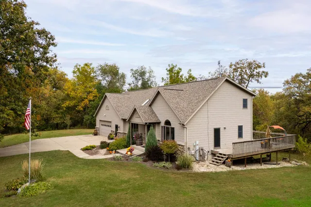 $879,900 | 1021 Prairie Queen Road, Cambridge, WI 53523