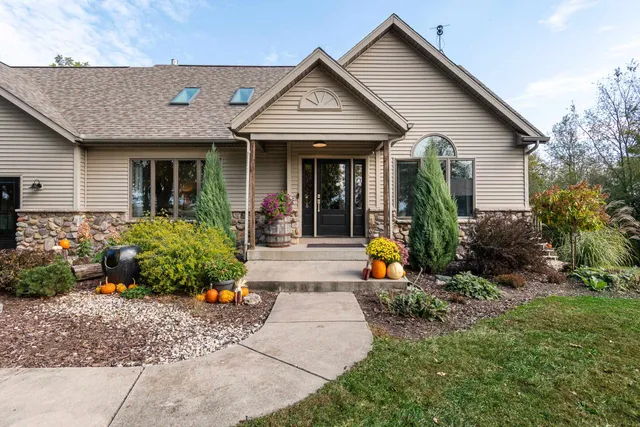 $879,900 | 1021 Prairie Queen Road, Cambridge, WI 53523