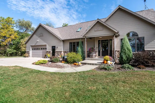 $879,900 | 1021 Prairie Queen Road, Cambridge, WI 53523