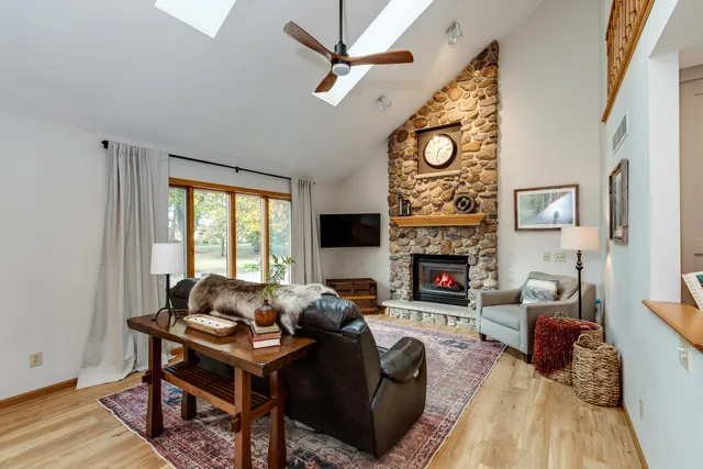 $879,900 | 1021 Prairie Queen Road, Cambridge, WI 53523