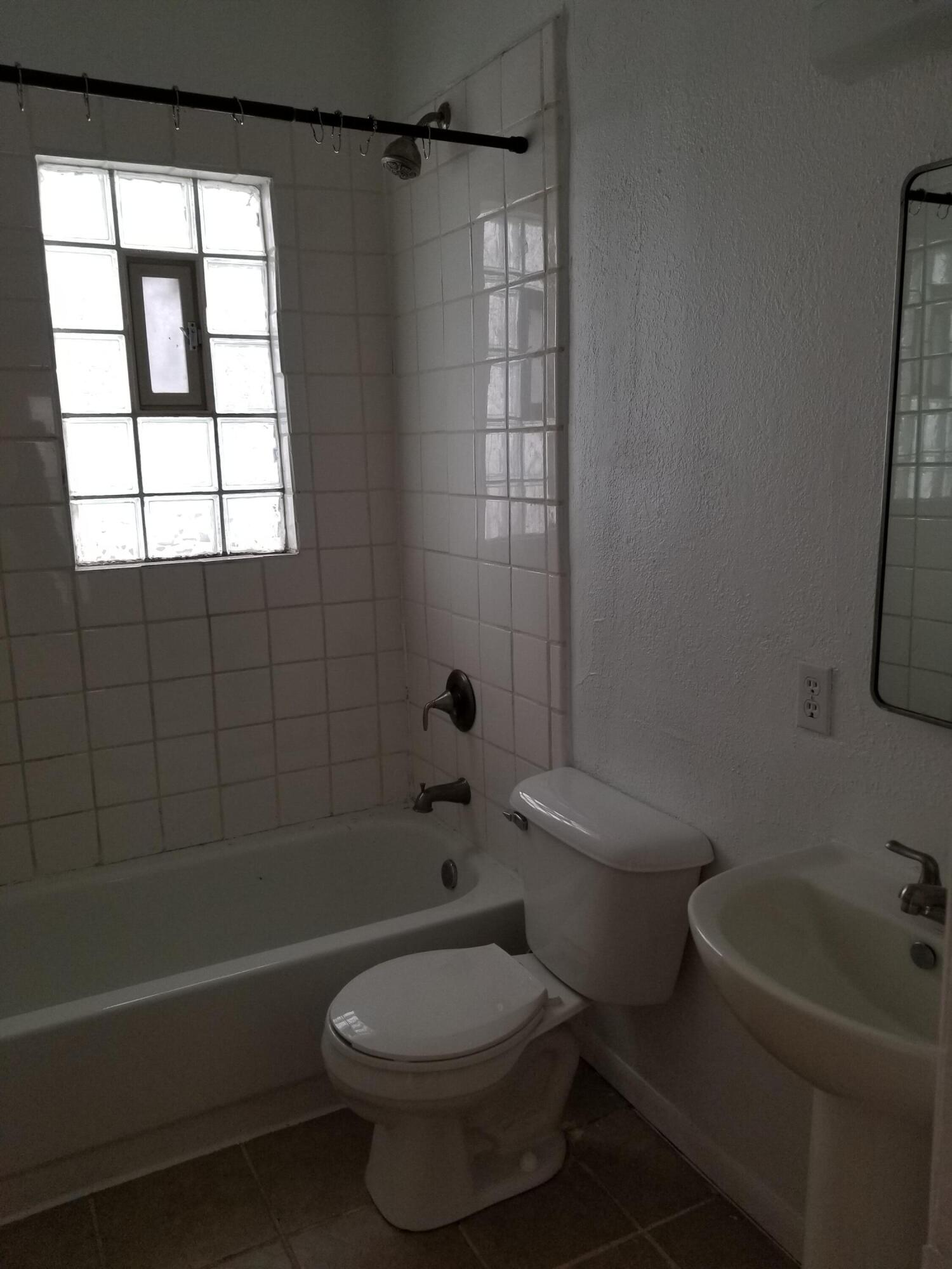 2425 North Cramer Street Milwaukee, WI 53211 - Photo 12 of 14 CramerBath