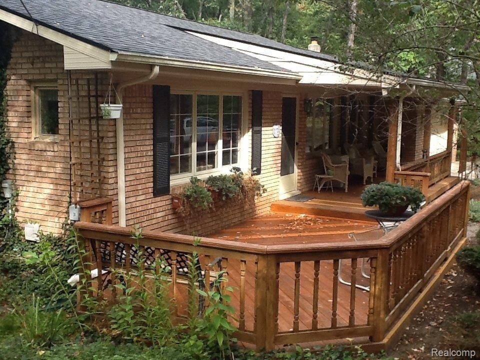 9373 Mabley Hill Road Fenton, MI 48430 - Photo 11 of 24 Side view.JPG