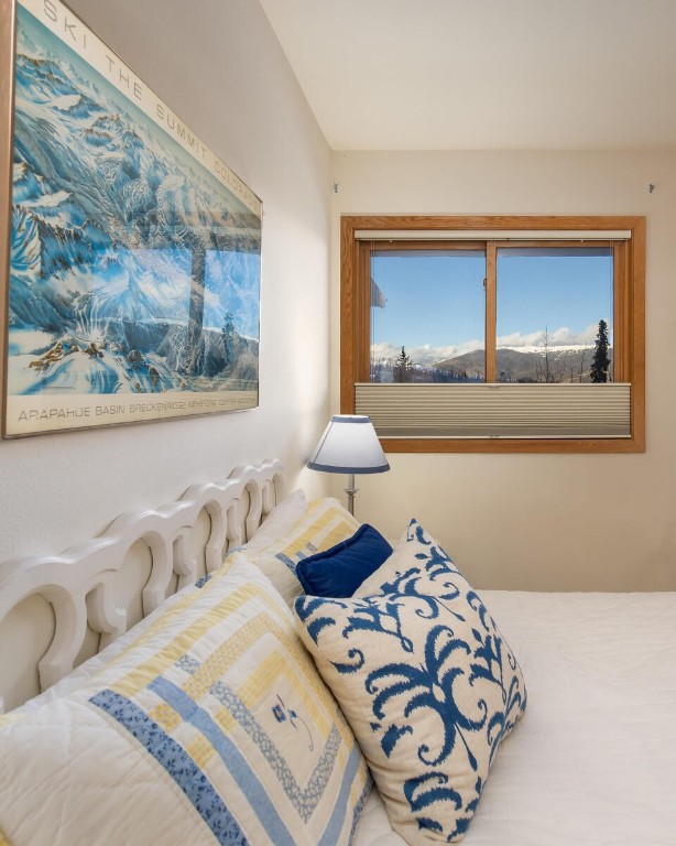 95600 Ryan Gulch Road, Unit 631 Silverthorne, CO 80498 - Photo 22 of 44 a bedroom with a bed and lamp
