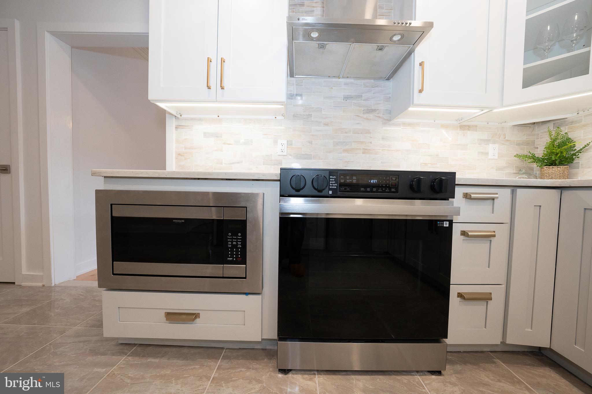 115 David Road Bala Cynwyd, PA 19004 - Photo 16 of 56 View of new Bespoke Samsung stove and microwave
