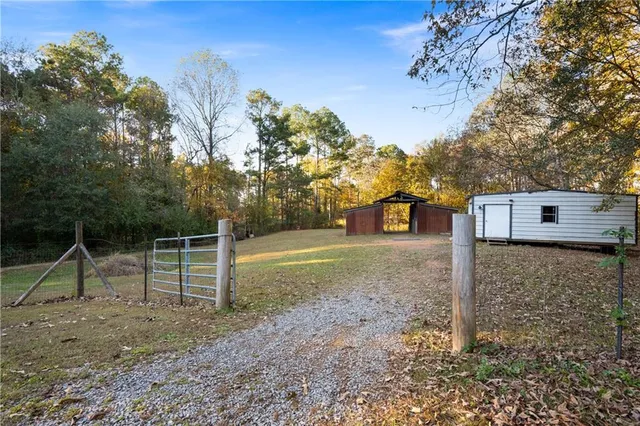 a view of a back yard
