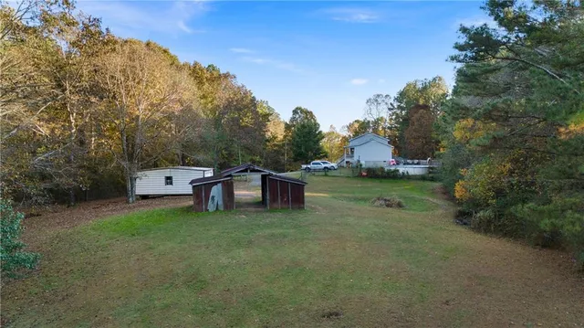 a view of a house with backyard