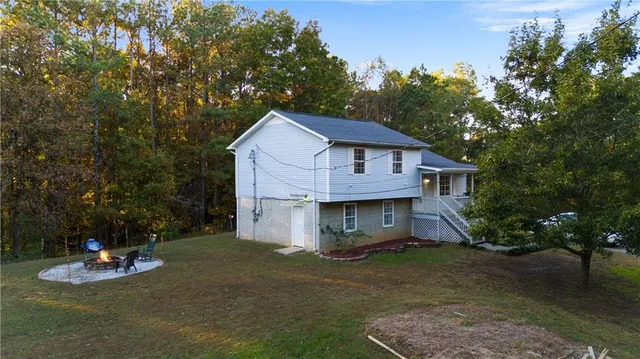 a view of a house with a yard