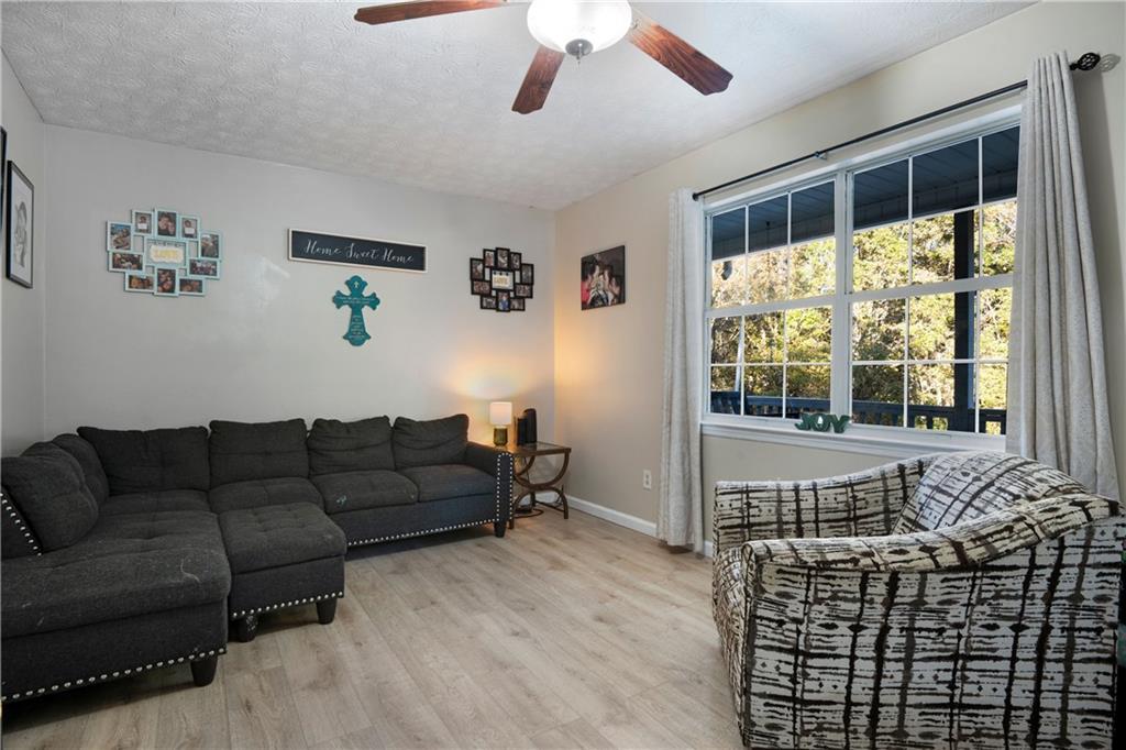 988 Davenport Road Southwest Dalton, GA 30721 - Photo 10 of 29 a living room with furniture