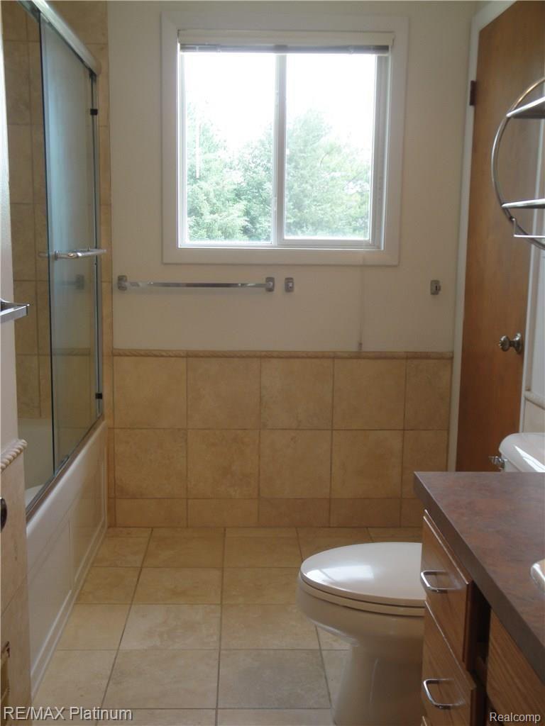 4250 Crandall Road Howell, MI 48855 - Photo 29 of 57 Dual entry ceramic bath is nicely updated