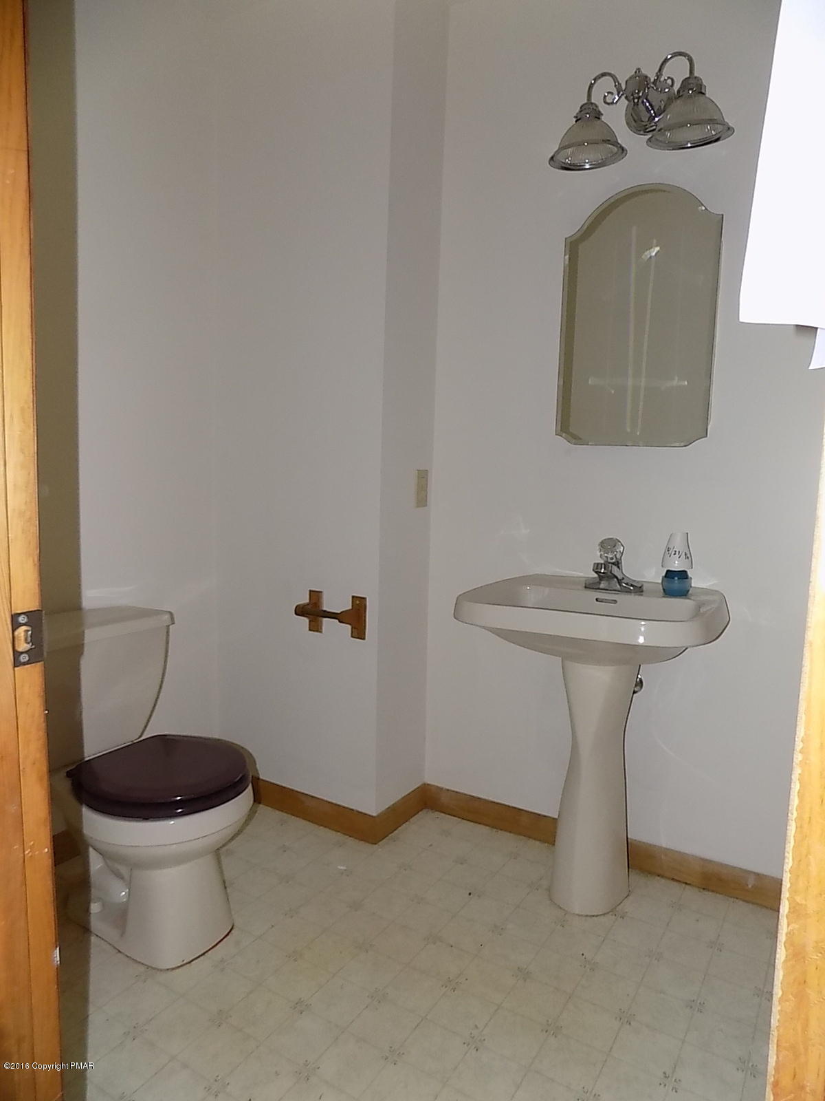 266 Oneida Way Milford, PA 18337 - Photo 22 of 22 a bathroom with a sink toilet and a mirror