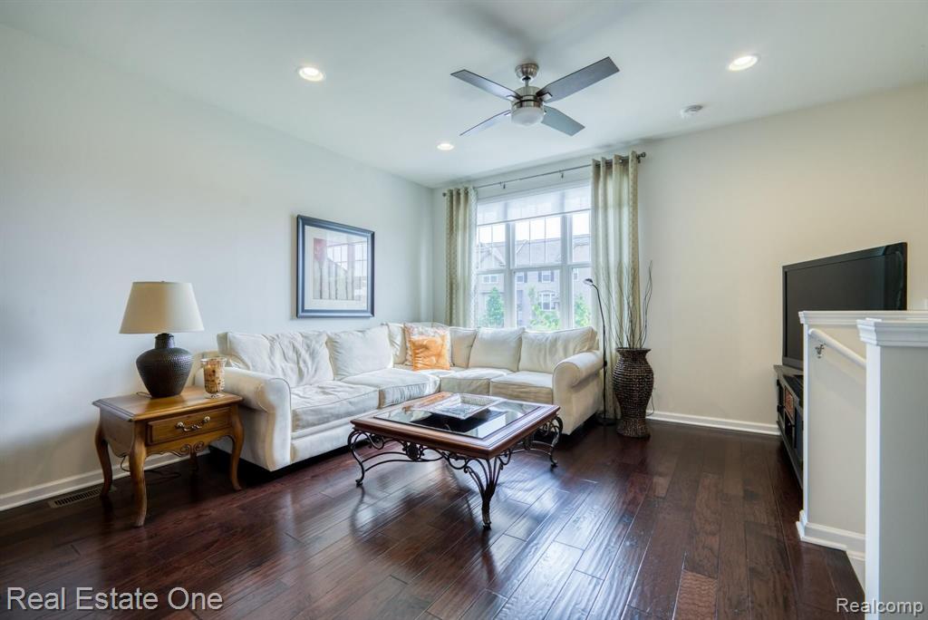 313 Glenhurst Boulevard Rochester Hills, MI 48307 - Photo 2 of 31
