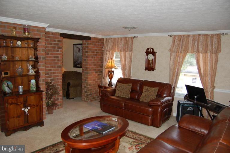 657 Bowling Green Road Front Royal, VA 22630 - Photo 14 of 30 Living Room