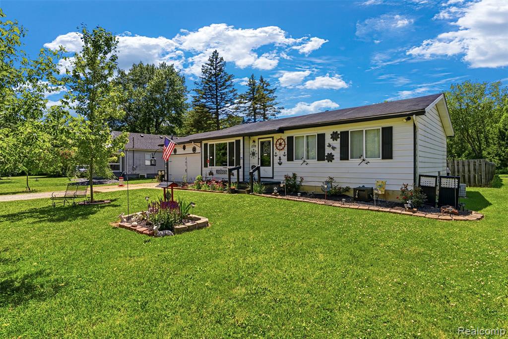 1378 Roat Court Burton, MI 48509 - Photo 3 of 32