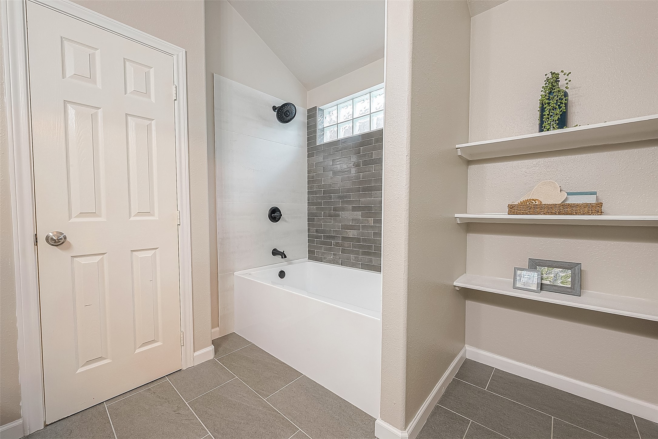2910 Crescent Bend Road Spring, TX 77388 - Photo 17 of 30 a bathroom with a bathtub and a shower
