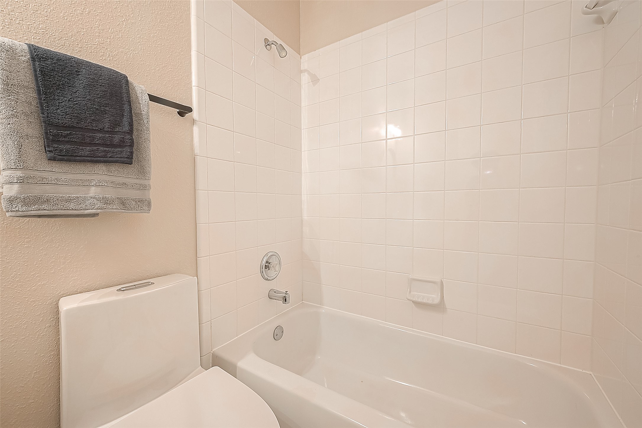 2910 Crescent Bend Road Spring, TX 77388 - Photo 22 of 30 a bathroom with a bathtub and a toilet