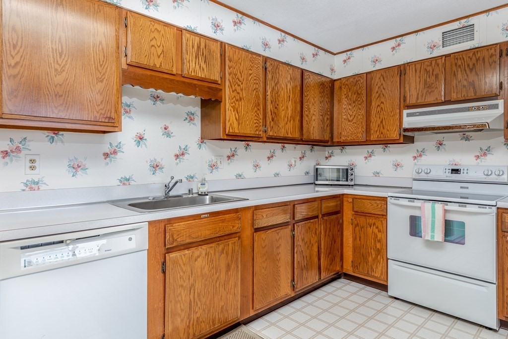 402 Paradise Road, Unit 3S Swampscott, MA 01907 - Photo 11 of 32