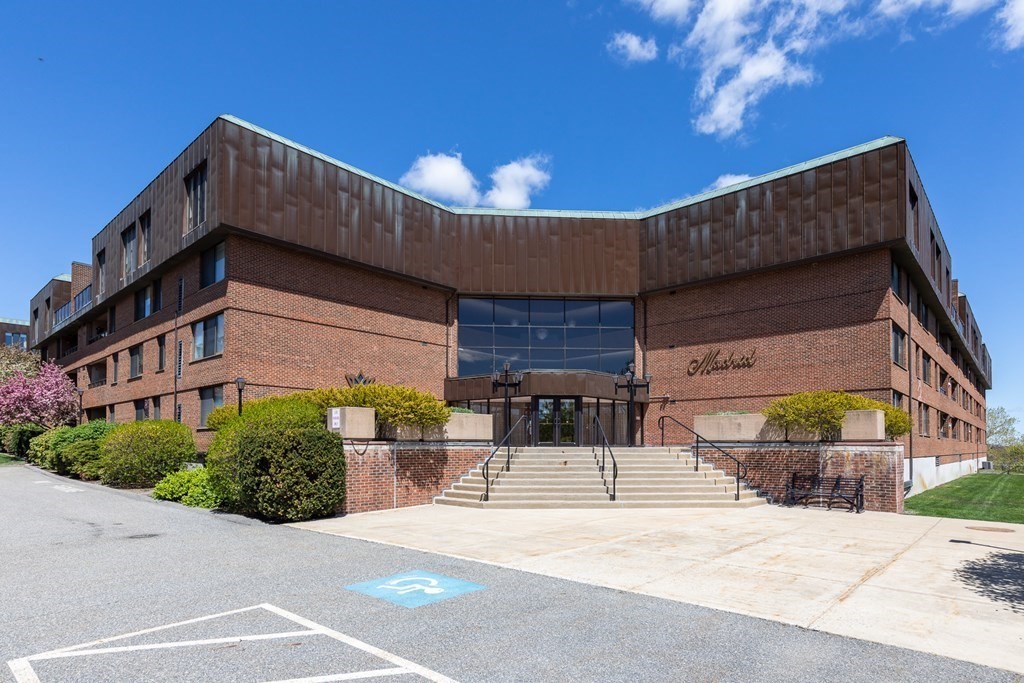 402 Paradise Road, Unit 3S Swampscott, MA 01907 - Photo 2 of 32