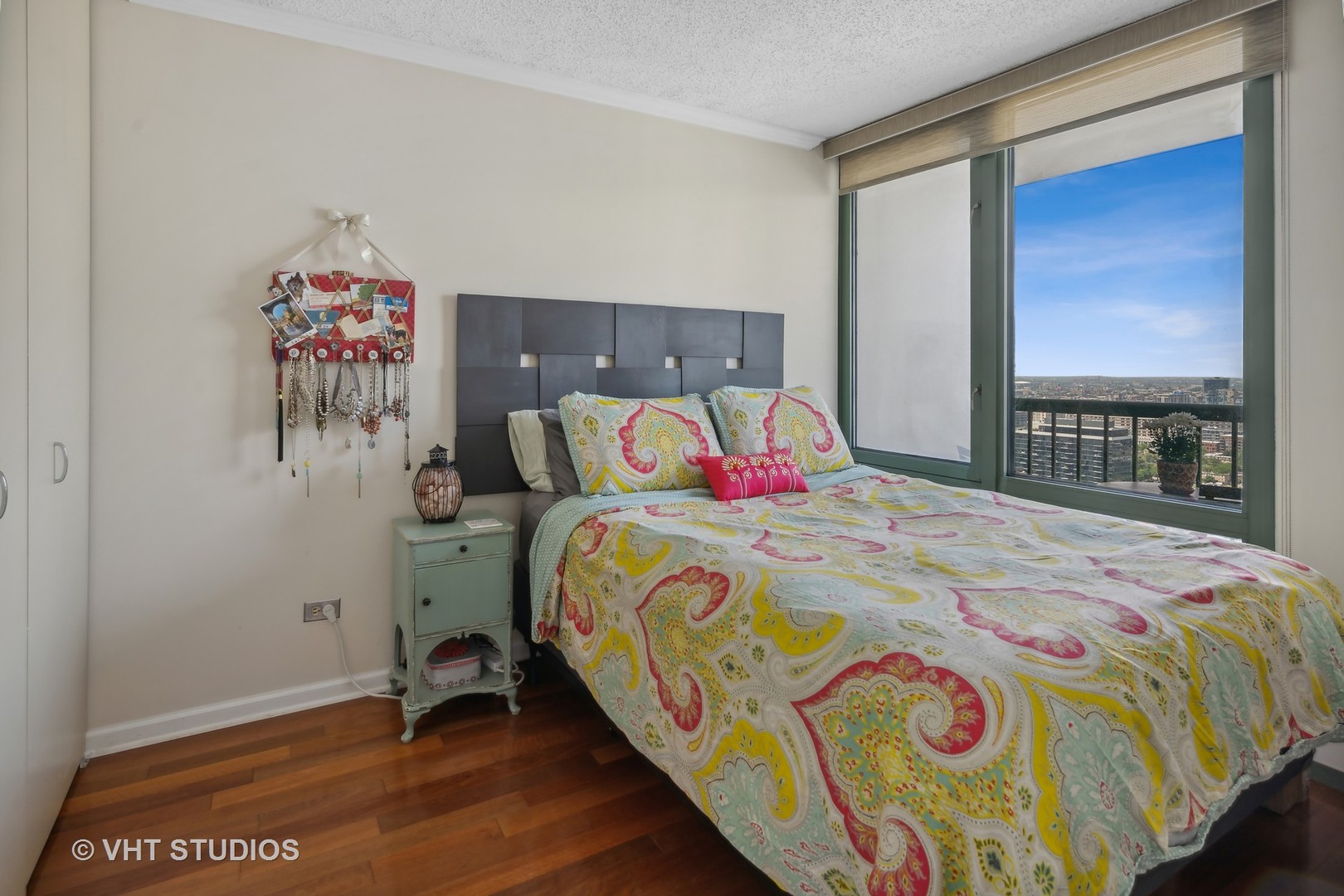 111 West Maple Street, Unit 3011 Chicago, IL 60610 - Photo 7 of 11 a bedroom with a bed and a window