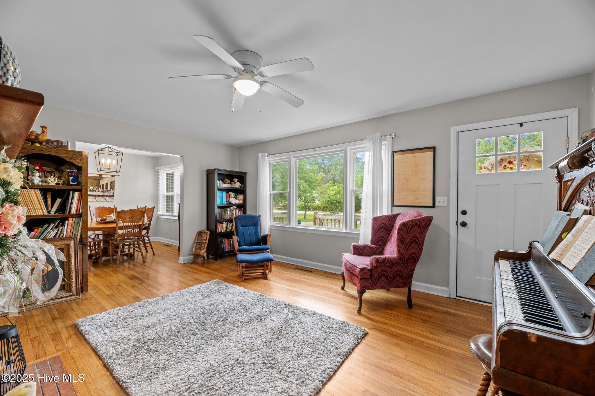 219 Bryan Street Havelock, NC 28532 - Photo 4 of 39 Living room