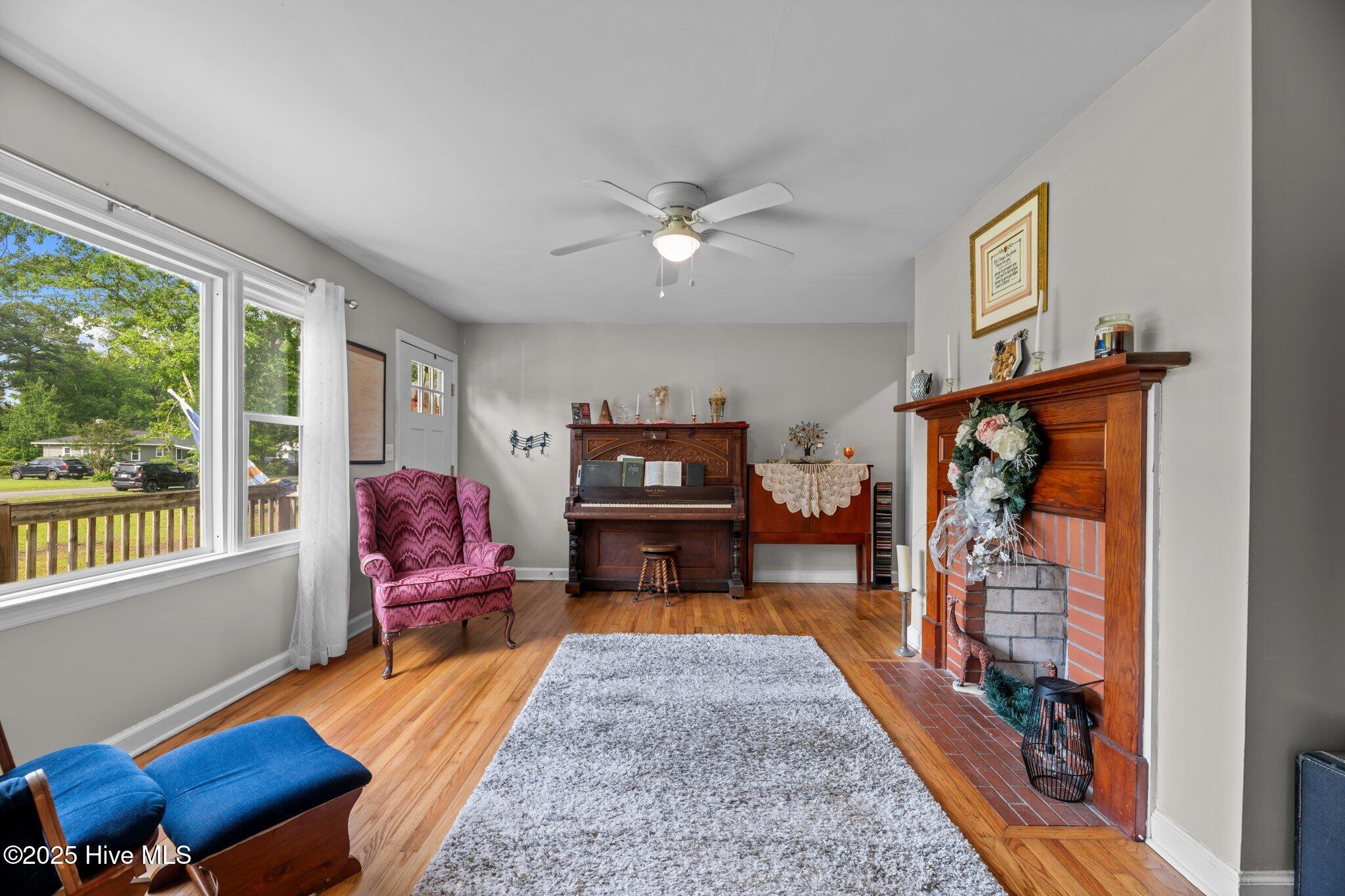 219 Bryan Street Havelock, NC 28532 - Photo 5 of 39 Living room