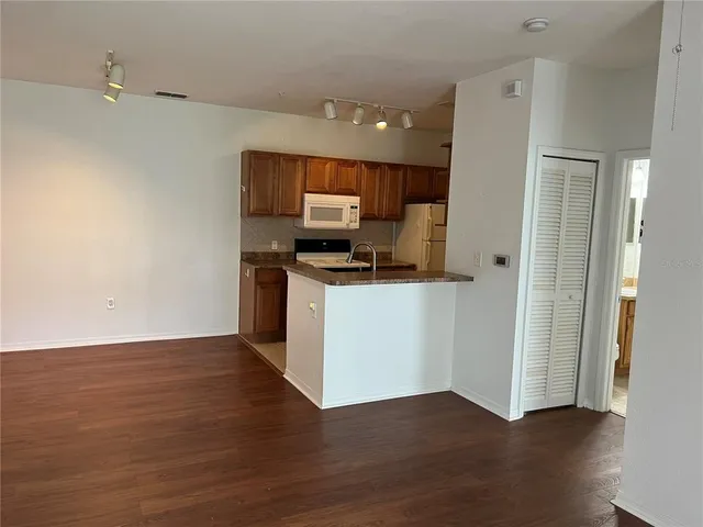 $1,500 | 8387 38th St Circle East, Unit 106, Sarasota, FL 34243