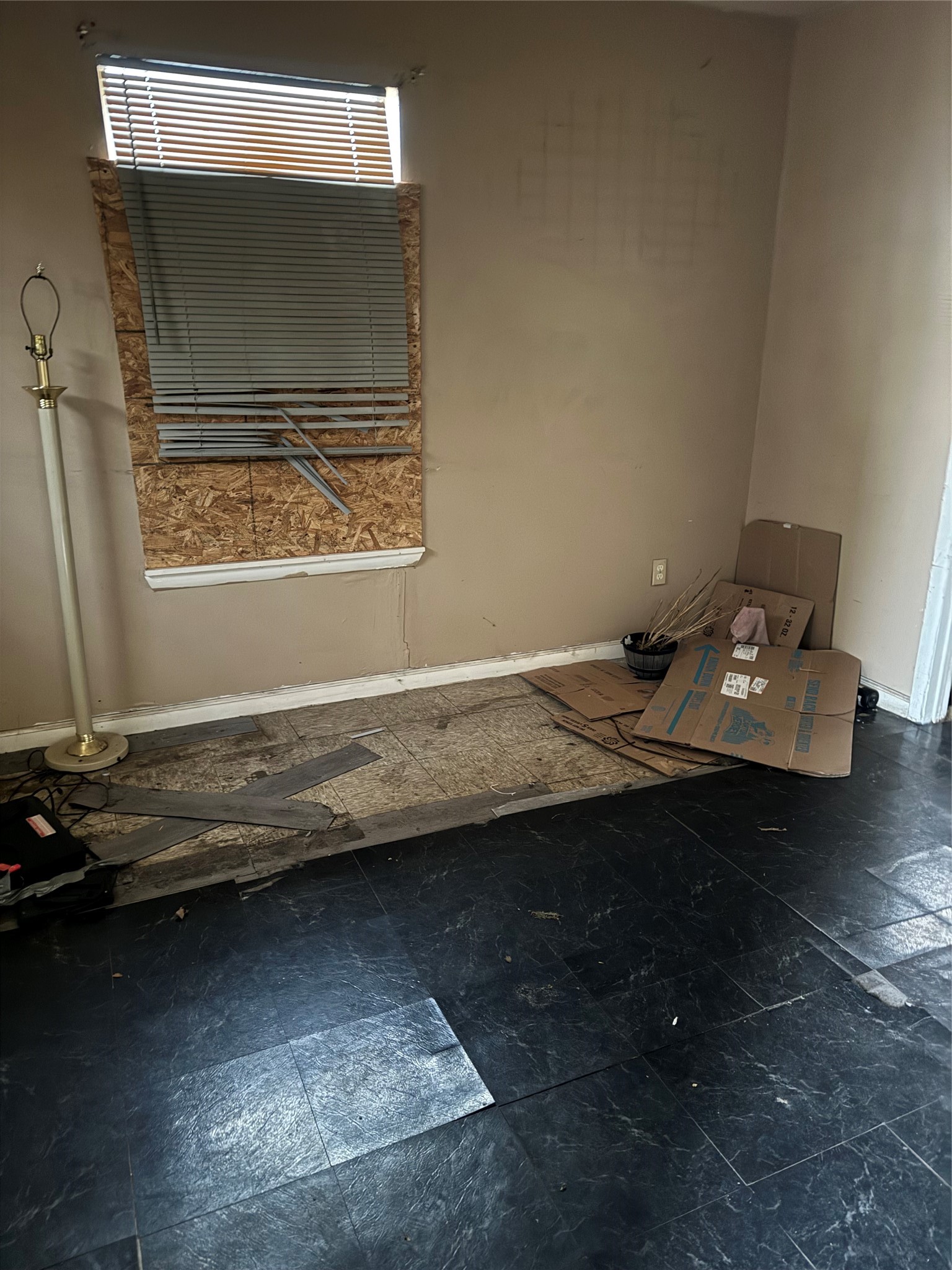 4710 Antha Street Houston, TX 77016 - Photo 9 of 11 a view of table and chair