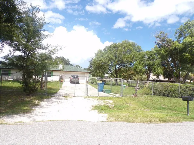 a view of a house with backyard and garden