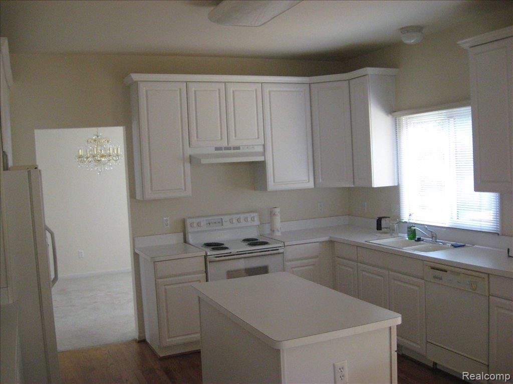 3528 Primrose Drive Rochester, MI 48307 - Photo 6 of 9 3528 Primrose - Kitchen
