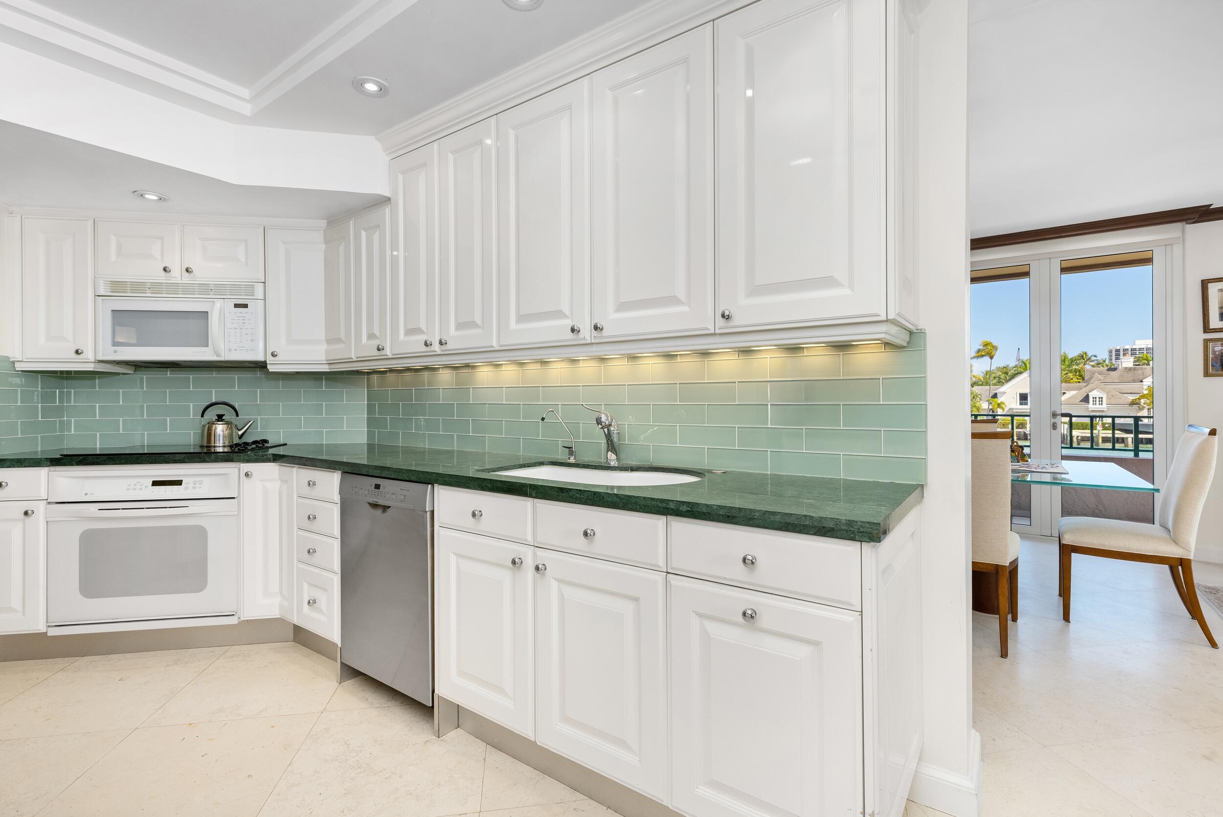 140 Southeast 5th Avenue, Unit 253 Boca Raton, FL 33432 - Photo 19 of 45 Kitchen