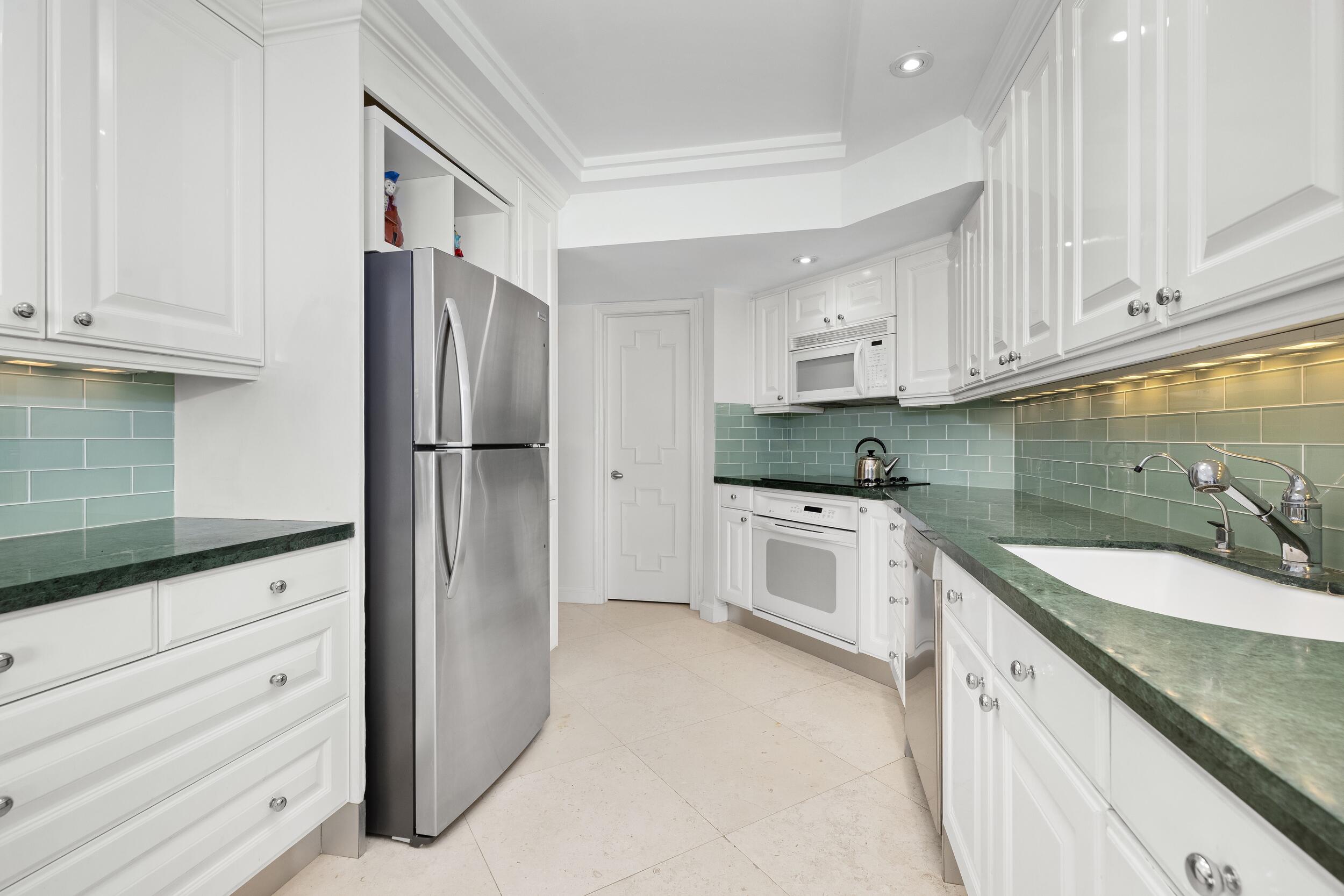 140 Southeast 5th Avenue, Unit 253 Boca Raton, FL 33432 - Photo 20 of 45 Kitchen