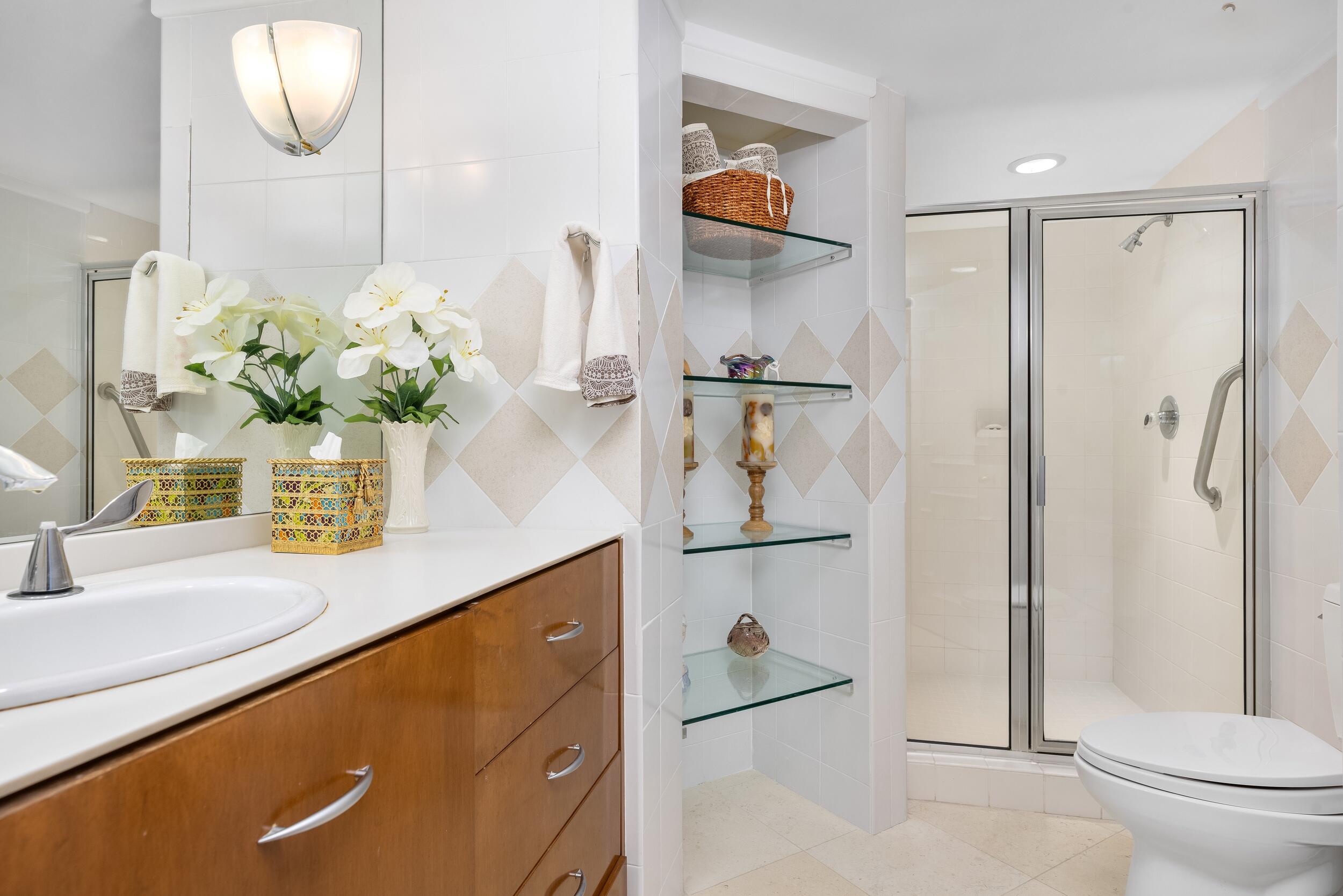 140 Southeast 5th Avenue, Unit 253 Boca Raton, FL 33432 - Photo 27 of 45 Guest Bath 2