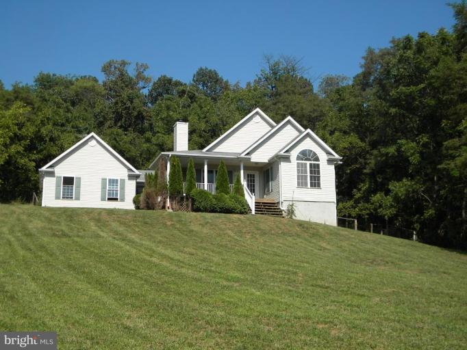 13432 Hume Road Hume, VA 22639 - Photo 1 of 13 Exterior (Main)