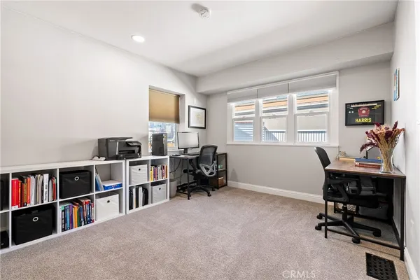 a view of an entryway with workspace