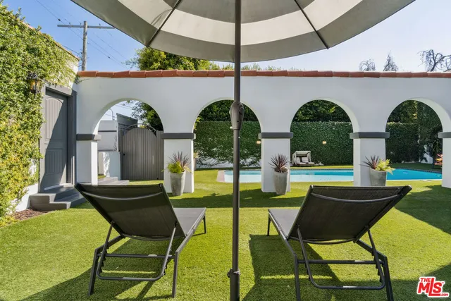 a view of a yard with plants