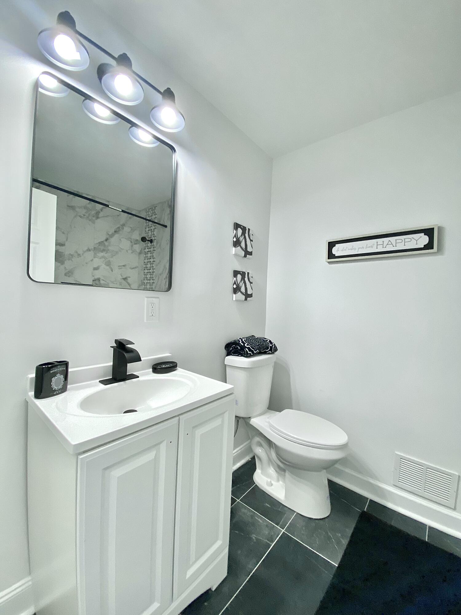 5735 North 79th Street Milwaukee, WI 53218 - Photo 20 of 28 Bathroom