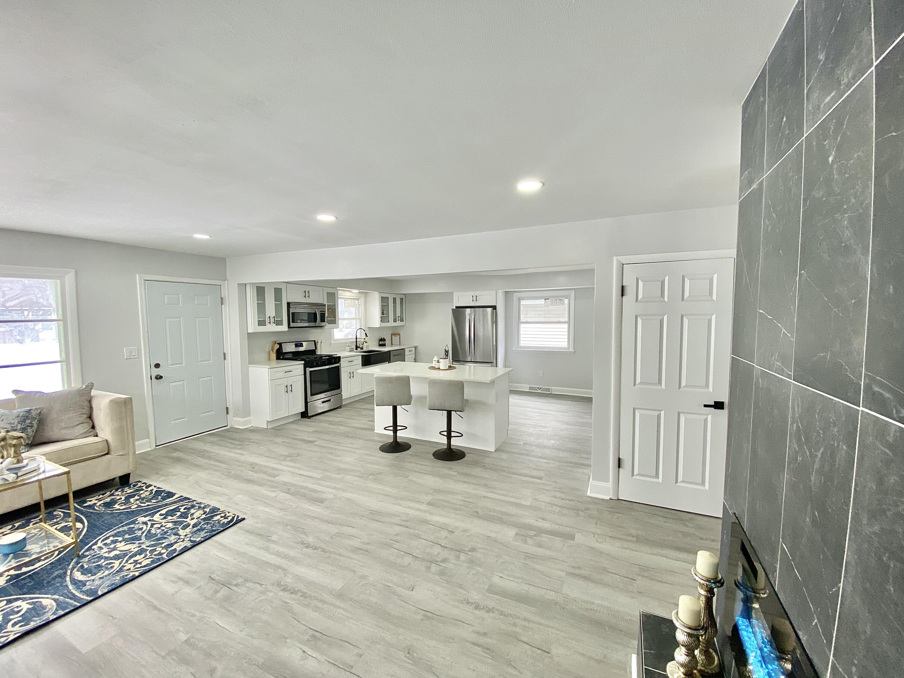5735 North 79th Street Milwaukee, WI 53218 - Photo 4 of 28 Living Room