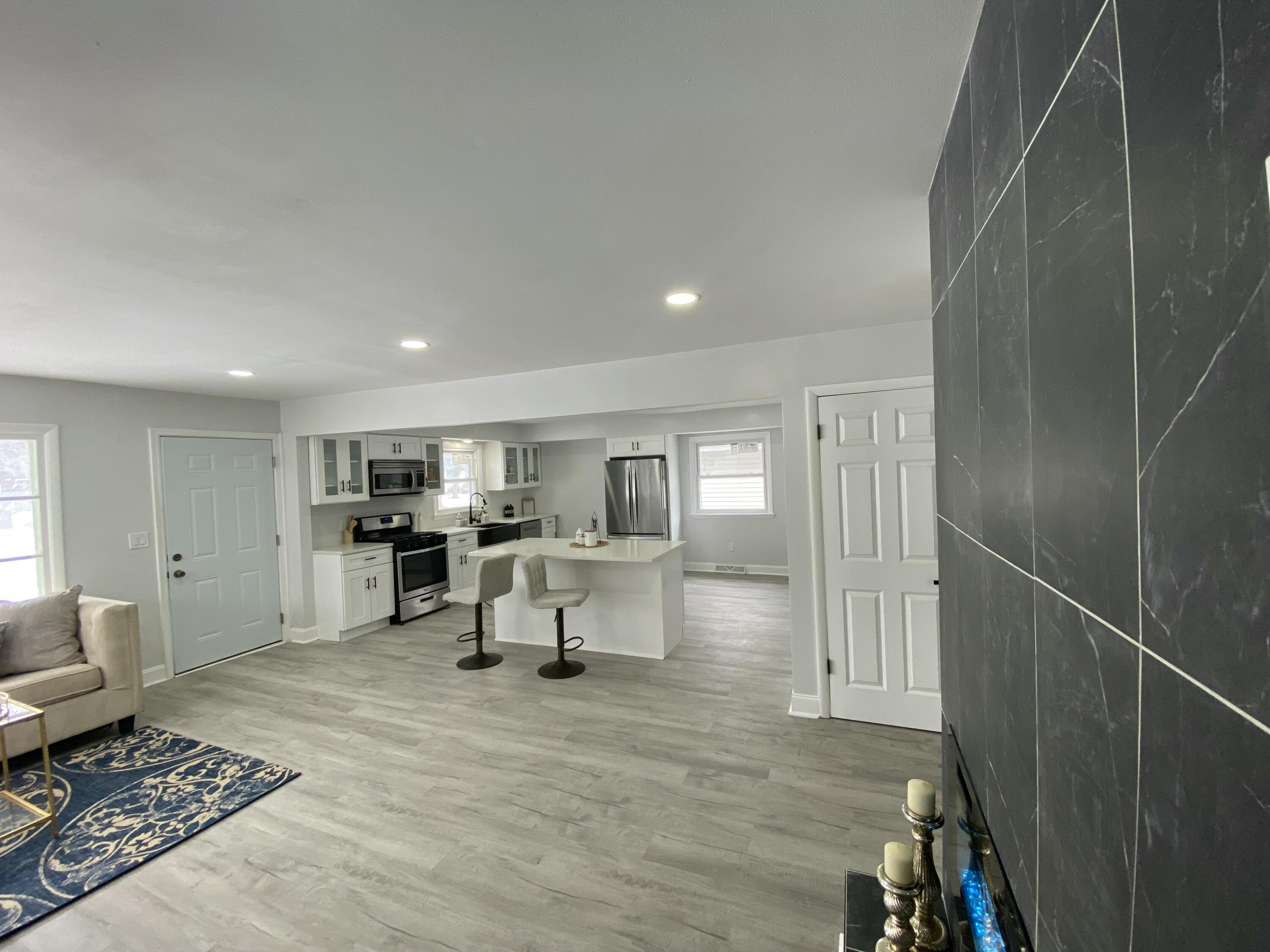 5735 North 79th Street Milwaukee, WI 53218 - Photo 5 of 28 Living Room