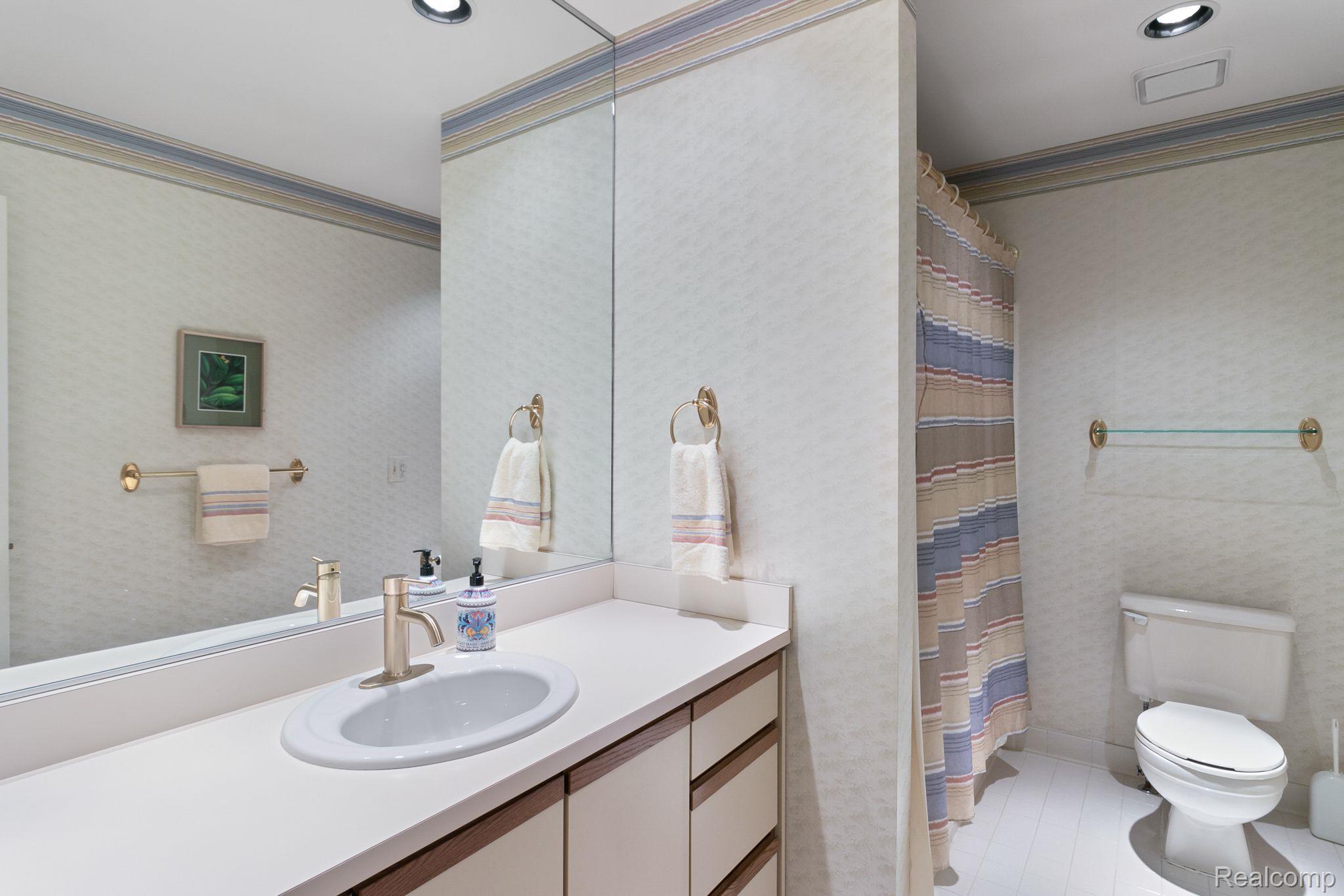 2131 London Bridge Drive Rochester, MI 48307 - Photo 16 of 34 Gallery Image 16