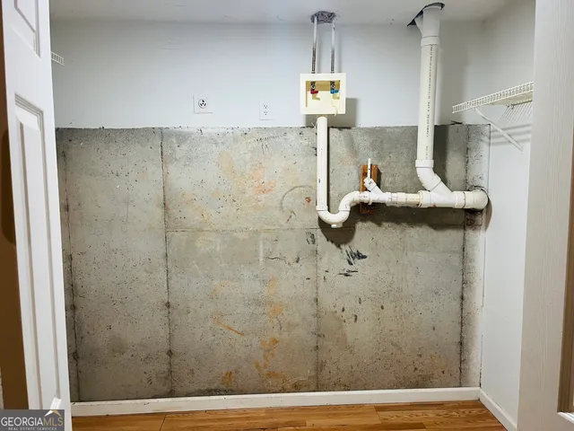 a view of a big room with closet