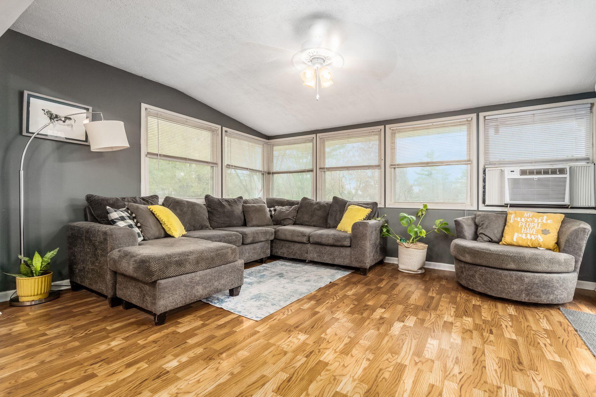 2875 Scenic Road Marion, OH 43302 - Photo 12 of 33 Living Room