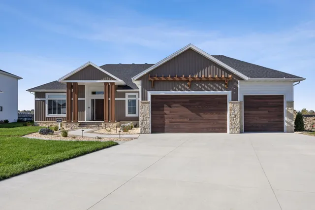 $1,099,900 | 6833 Sunrise Point, Horace, ND 58047