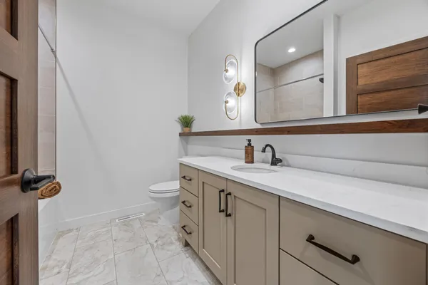 $1,099,900 | 6833 Sunrise Point, Horace, ND 58047