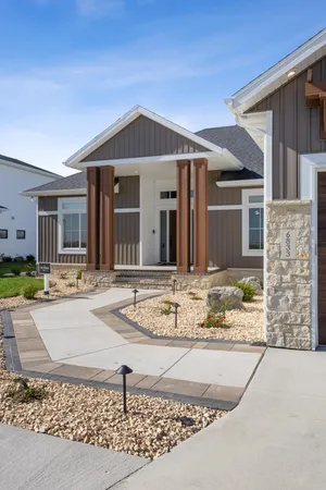 $1,099,900 | 6833 Sunrise Point, Horace, ND 58047