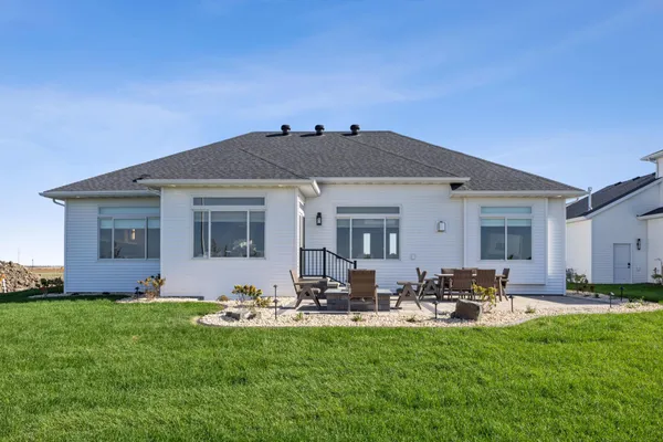 $1,099,900 | 6833 Sunrise Point, Horace, ND 58047