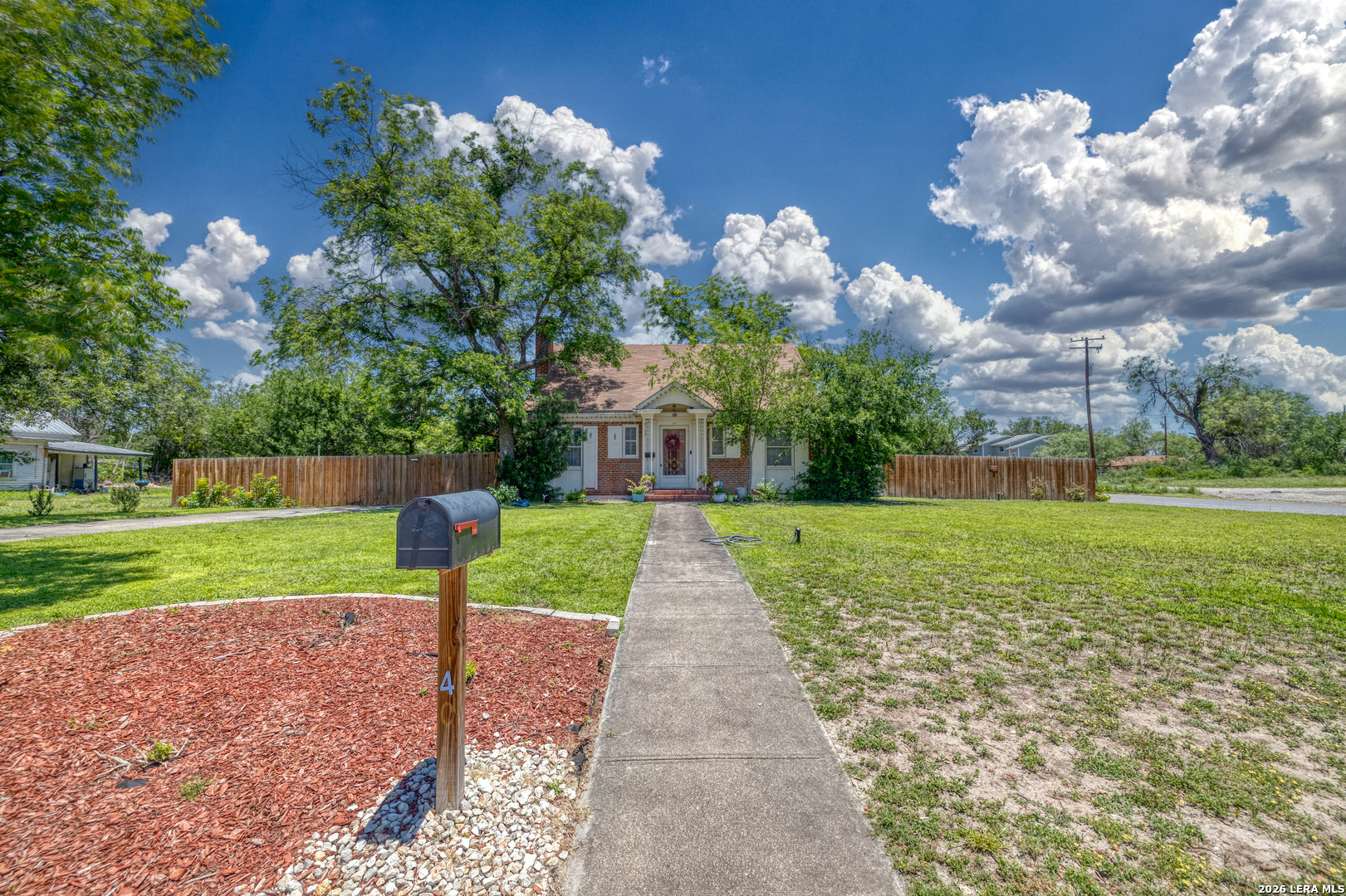 440 South Getty Street Uvalde, TX 78801 - Photo 5 of 39